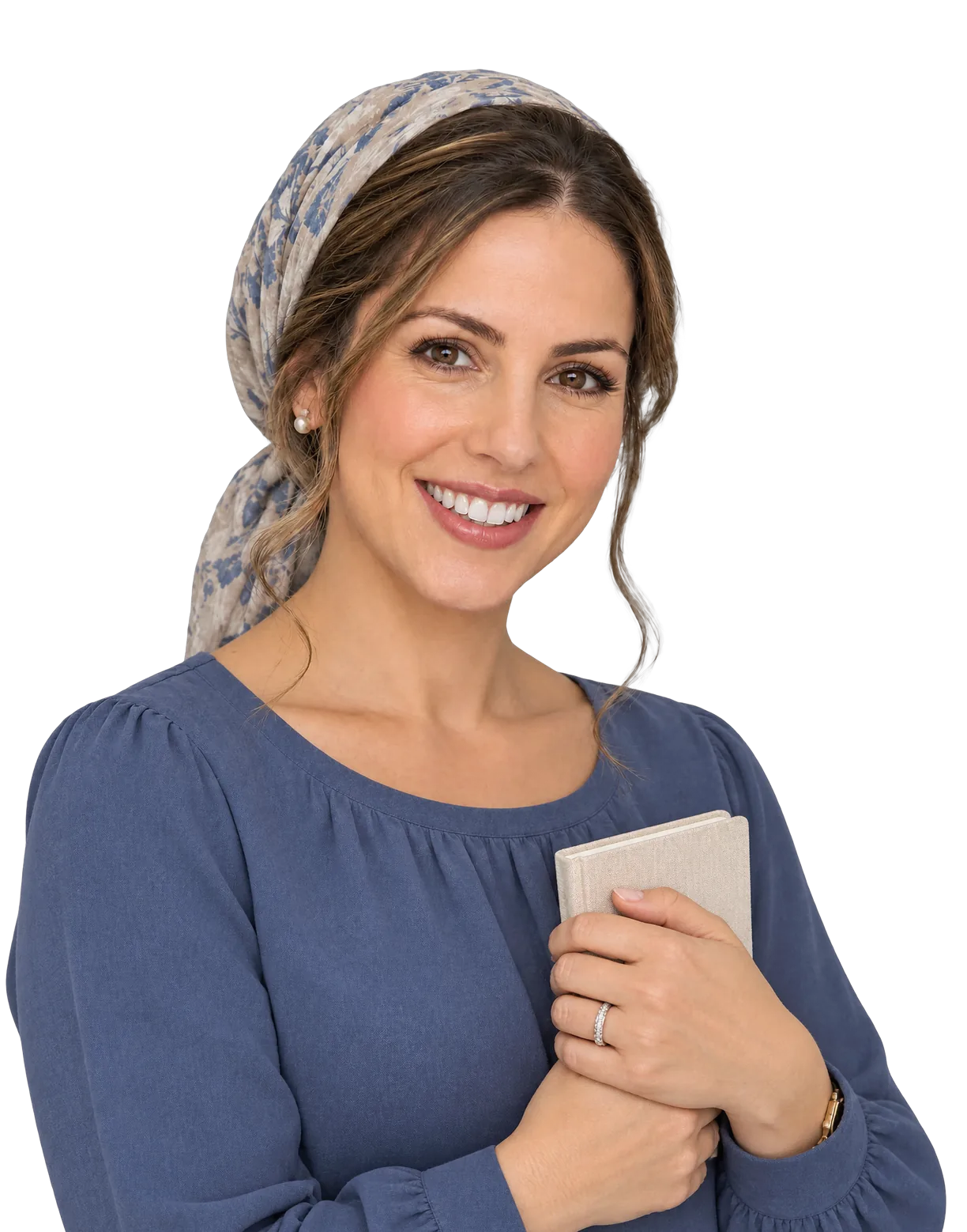 אישה מחייכת במטפחת ובחולצה כחולה, מחזיקה מחברת